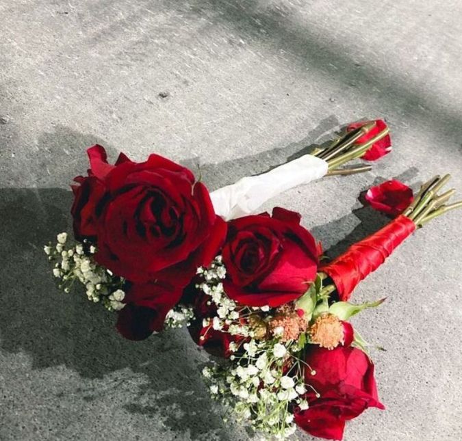 A cerimonia foi simples, mas pelo menos a noiva teve direito a um buquê. A cerimonia foi simples, mas pelo menos a noiva teve direito a um buquê.