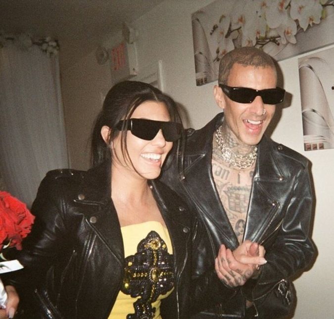 Nas redes sociais, a socialite escreveu: Encontrei essas fotos no rolo da minha câmera. Era uma vez em uma terra muito, muito distante (Las Vegas) às 2 da manhã, depois de uma noite épica e um pouco de tequila, uma rainha e seu belo rei se aventuraram na única capela aberta com um Elvis e se casaram (sem licença). A prática leva à perfeição. Nas redes sociais, a socialite escreveu: Encontrei essas fotos no rolo da minha câmera. Era uma vez em uma terra muito, muito distante (Las Vegas) às 2 da manhã, depois de uma noite épica e um pouco de tequila, uma rainha e seu belo rei se aventuraram na única capela aberta com um Elvis e se casaram (sem licença). A prática leva à perfeição.