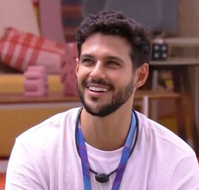 Ainda no dia 6 de abril, o irmão de Rodrigo usou os stories do Instagram para dar uma atualização do estado de saúde do ex-BBB. Feliz da vida, Diogo contou que ele abriu os olhos e apertou muito a sua mão: O Rod está bastante agitado, abriu os olhos, apertou bastante a minha mão. Ele está despertando, está bem! Amanhã fará a cirurgia na perna e temos certeza de que será mais um sucesso. Em breve teremos o nosso Rodrigo, com aquele sorriso cativante, escreveu Diogo. Ainda no dia 6 de abril, o irmão de Rodrigo usou os stories do Instagram para dar uma atualização do estado de saúde do ex-BBB. Feliz da vida, Diogo contou que ele abriu os olhos e apertou muito a sua mão: O Rod está bastante agitado, abriu os olhos, apertou bastante a minha mão. Ele está despertando, está bem! Amanhã fará a cirurgia na perna e temos certeza de que será mais um sucesso. Em breve teremos o nosso Rodrigo, com aquele sorriso cativante, escreveu Diogo.