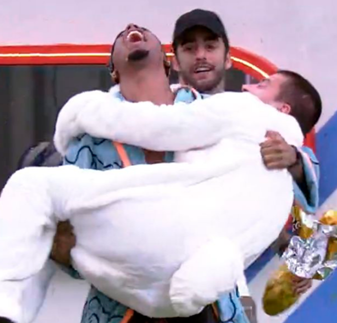 Douglas Silva foi o primeiro a ir de encontro a Arthur, mas o brother desviou do antigo aliado, após ficar chateado com o que descobriu no Quarto Secreto, e abraçou Paulo André. Emocionado, o atleta pegou o ator no colo e correu pelo jardim. Douglas Silva foi o primeiro a ir de encontro a Arthur, mas o brother desviou do antigo aliado, após ficar chateado com o que descobriu no Quarto Secreto, e abraçou Paulo André. Emocionado, o atleta pegou o ator no colo e correu pelo jardim.