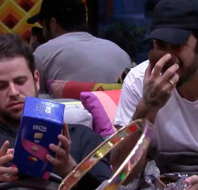 Na mesma hora, Scooby e Gustavo atacaram os chocolates, assim como todos os outros confinados -sem fazerem a menor ideia do que estava por vir! Na mesma hora, Scooby e Gustavo atacaram os chocolates, assim como todos os outros confinados -sem fazerem a menor ideia do que estava por vir!