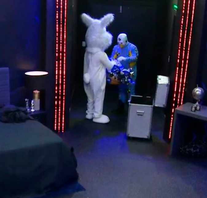 Ansioso, o ator perguntou para o Dummy quando ele poderia revelar a identidade para os participantes, mas não obteve respostas. Ansioso, o ator perguntou para o Dummy quando ele poderia revelar a identidade para os participantes, mas não obteve respostas.