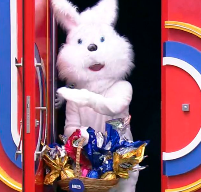 Mostrando que tem gingado, ele abriu as portas e foi de encontro aos confinados, fingindo ser apenas um funcionário do reality. Mostrando que tem gingado, ele abriu as portas e foi de encontro aos confinados, fingindo ser apenas um funcionário do reality.