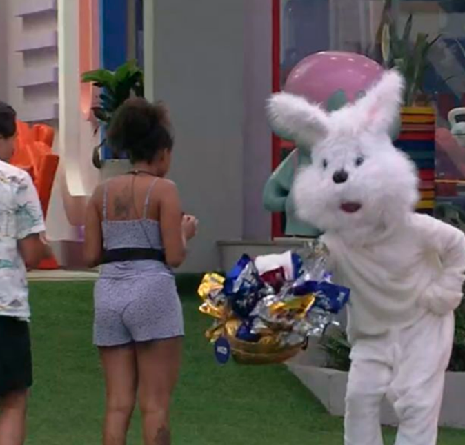 Eliezer e Jessi foram os primeiros que chegaram perto do artista. Eles pegaram os ovos da cesta e nem desconfiaram que se tratava de Arthur. Inclusive, Linn da Quebrada chegou a agradecer o mascote pelo presente. Eliezer e Jessi foram os primeiros que chegaram perto do artista. Eles pegaram os ovos da cesta e nem desconfiaram que se tratava de Arthur. Inclusive, Linn da Quebrada chegou a agradecer o mascote pelo presente.