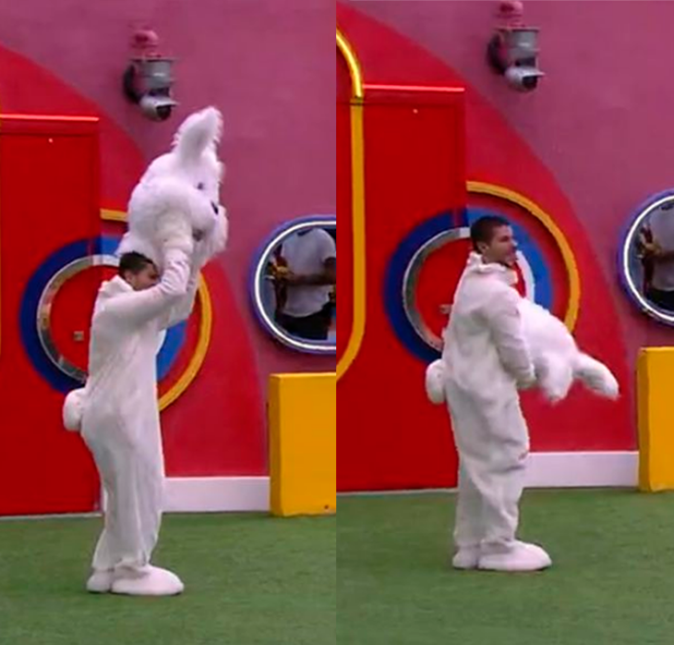 Assim que fez a entrega especial, Aguiar fingiu que iria embora quando... tirou a cabeça de coelho e revelou que estava de volta no jogo. Assim que fez a entrega especial, Aguiar fingiu que iria embora quando... tirou a cabeça de coelho e revelou que estava de volta no jogo.