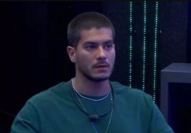 Arthur Aguiar acompanha festa e dispara: <i>Nunca vi ficar tão feliz quando um amigo sai</i>; confira o que rolou no Quarto Secreto do <i>BBB22</i>!