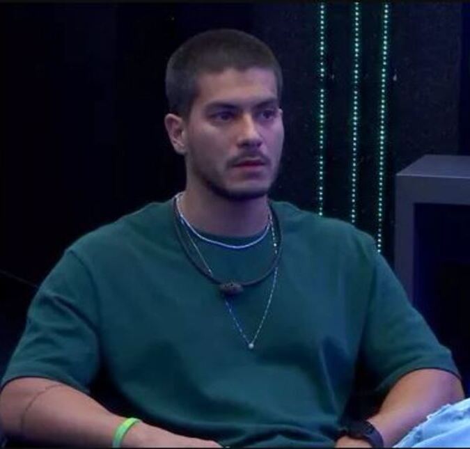 Arthur Aguiar acompanha festa e dispara: <i>Nunca vi ficar tão feliz quando um amigo sai</i>; confira o que rolou no Quarto Secreto do <i>BBB22</i>!