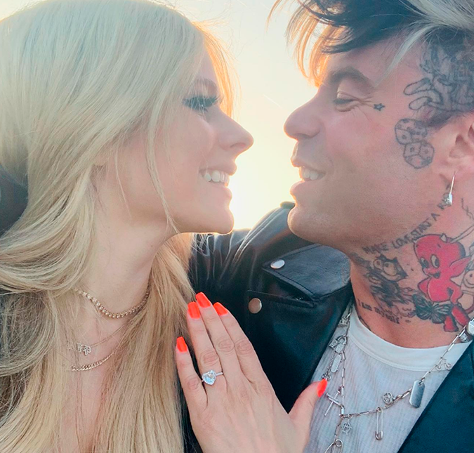 Já estão ouvindo os sinos da igreja? A princesinha do punk rock vai casar! Avril Lavigne anunciou nas redes sociais que está noiva do músico Mod Sun. O casal estava em Paris quando a canadense foi surpreendida pelo pedido em frente à Torre Eiffel. Apesar de ter revelado o novo status do relacionamento no dia 7 de abril de 2022, a surpresa rolou alguns dias antes, em 27 de março. Sim! Te amo para sempre, escreveu. Avril ainda mostrou o poderoso anel de noivado em formato de coração. Os pombinhos estão juntos há mais de um ano e já até lançaram o single Flames juntos. Vale lembrar que a artista já foi casada com Deryck Whibley, do Sum 41, de 2006 a 2010, e com Chad Kroeger, do Nickelback, de 2013 a 2015.