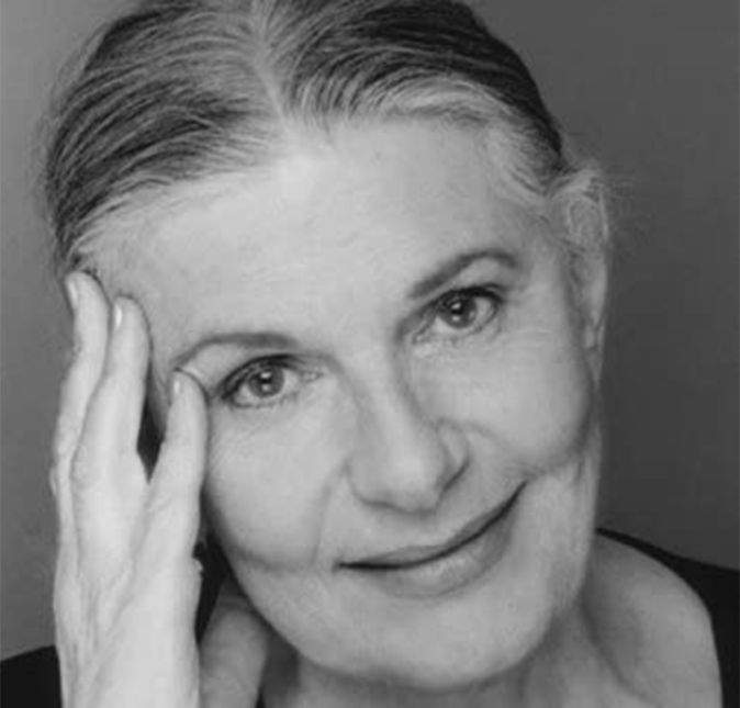 Notícia triste para os fãs de Família Soprano. Rae Allen, intérprete de Quintina Bludentto, morreu no dia 7 de abril aos 95 anos de idade. A notícia foi dada por seu empresário, Kyle Fritz. Tive o prazer de representar Rae Allen por mais de 20 anos. Ela [foi] uma das atrizes mais talentosas com quem já tive o prazer de trabalhar. Serei eternamente grato por ter feito parte de sua incrível jornada, disse o empresário em nota divulgada pelo The Hollywood Reporter. Ele ainda contou que ela morreu de causas naturais, enquanto dormia em sua casa em Nova York, nos Estados Unidos. A estrela deixa suas sobrinhas Laura e Betty Cosgrove e sua família adotiva.