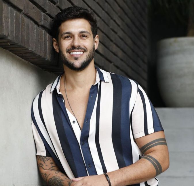 No dia 6 de abril, o Jornal Nacional realizou uma reportagem com o irmão de Rodrigo e trouxe algumas atualizações de seu estado de saúde. Diogo revelou que, no dia anterior, o ex-BBB chegou a ficar consciente por cerca de cinco minutos. Os médicos explicaram que o despertar precisa ser lento e será controlado até ele entender o que está acontecendo. Por se tratarem de muitas lesões, também são necessários remédios para a dor. Ao telejornal, ele também revelou que o irmão passará por uma ressonância na coluna, para determinar a gravidade da situação, verificar se precisará de cirurgia e identificar se houve lesões na medula que possam prejudicar os movimentos do corpo. Contudo, acredita não ser o caso: Ele está com movimentos não involuntários, porque ele se coça, aperta a sua mão, ele tem força, ele mexe a perna. Às vezes ele quer arrancar alguma coisa, porque está incomodando, revelou Diogo. No dia 6 de abril, o Jornal Nacional realizou uma reportagem com o irmão de Rodrigo e trouxe algumas atualizações de seu estado de saúde. Diogo revelou que, no dia anterior, o ex-BBB chegou a ficar consciente por cerca de cinco minutos. Os médicos explicaram que o despertar precisa ser lento e será controlado até ele entender o que está acontecendo. Por se tratarem de muitas lesões, também são necessários remédios para a dor. Ao telejornal, ele também revelou que o irmão passará por uma ressonância na coluna, para determinar a gravidade da situação, verificar se precisará de cirurgia e identificar se houve lesões na medula que possam prejudicar os movimentos do corpo. Contudo, acredita não ser o caso: Ele está com movimentos não involuntários, porque ele se coça, aperta a sua mão, ele tem força, ele mexe a perna. Às vezes ele quer arrancar alguma coisa, porque está incomodando, revelou Diogo.