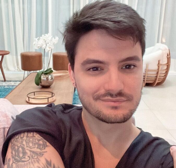 Doente em Paris, Felipe Neto tenta fretar voo privado para o Brasil