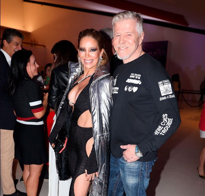 Danielle Winits aposta em <i>look</i> recortado para reestreia de <i>Dona Summer</i>; confira tudo que rolou no evento!