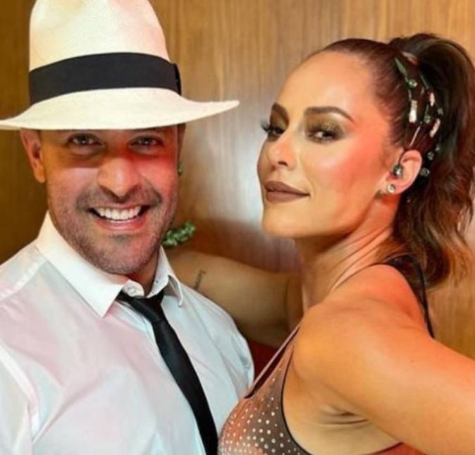 O amor está no ar! Desde que Paolla Oliveira e Diogo Nogueira assumiram o namoro em julho de 2021, o casal não se desgruda mais. Os dois vivem se declarando nas redes sociais, nos eventos, nos shows... Mas apesar de todo esse romance, a atriz diz que não gosta de expor todo seu relacionamento na mídia e que gosta de manter algumas coisas em sigilo. Em entrevista para a colunista Patrícia Kogut, a artista confessou: - É difícil mesmo manter um grande segredo. Mas discrição para mim ainda é muito importante. Tento o tempo todo que tudo não seja exposto. Mas está sendo bem divertido. Para várias coisas eu quebrei algumas barreiras. E uma delas é: está tudo certo, eu mereço também ser feliz. Assim como eu tenho disponibilidade para mostrar tantos lados durante este período que tenho de carreira, por que não mostrar a felicidade? Não tem nada de errado nisso. Paolla também explicou que, apesar de gostar de manter as coisas discretas, fica muito feliz com todo o carinho que recebe dos fãs. A seguir, confira os melhores momentos da dupla para vocês morrerem de amores também! O amor está no ar! Desde que Paolla Oliveira e Diogo Nogueira assumiram o namoro em julho de 2021, o casal não se desgruda mais. Os dois vivem se declarando nas redes sociais, nos eventos, nos shows... Mas apesar de todo esse romance, a atriz diz que não gosta de expor todo seu relacionamento na mídia e que gosta de manter algumas coisas em sigilo. Em entrevista para a colunista Patrícia Kogut, a artista confessou: - É difícil mesmo manter um grande segredo. Mas discrição para mim ainda é muito importante. Tento o tempo todo que tudo não seja exposto. Mas está sendo bem divertido. Para várias coisas eu quebrei algumas barreiras. E uma delas é: está tudo certo, eu mereço também ser feliz. Assim como eu tenho disponibilidade para mostrar tantos lados durante este período que tenho de carreira, por que não mostrar a felicidade? Não tem nada de errado nisso. Paolla também explicou que, apesar de gostar de manter as coisas discretas, fica muito feliz com todo o carinho que recebe dos fãs. A seguir, confira os melhores momentos da dupla para vocês morrerem de amores também!