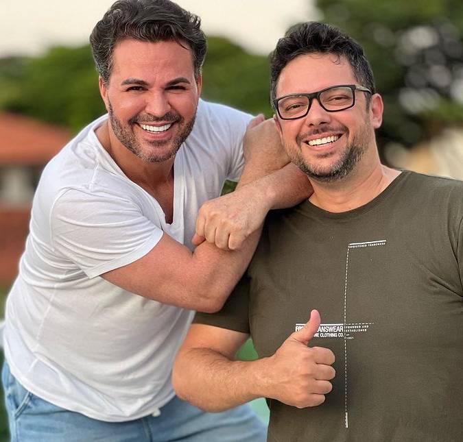 Eduardo Costa aparece com ex-marido de esposa e choca a <I>web: Somos família</i>
