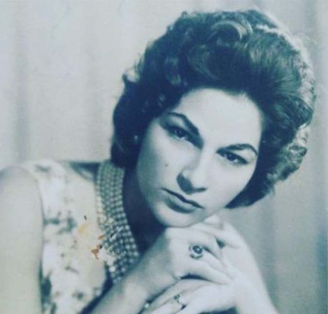 Morreu no dia 9 de abril a dubladora Isaura Gomes, que emprestou sua voz à personagem Dona Clotilde em Chaves. Segundo a Marie Claire, Isaura estava com 83 anos de idade e se encontrava internada na UTI de um hospital. A causa da morte não foi divulgada. Nas redes sociais, a atriz e dubladora Flora Paulita lamentou a perda: Comecei o dia recebendo uma das notícias mais tristes… O mundo perde uma das maiores dubladoras do Brasil, nossa estrela Isaura Gomes. É como se tivesse perdido uma das minhas avós e também a minha maior inspiração na dublagem, mas sua voz será eterna. Obrigada por tudo, escreveu. Morreu no dia 9 de abril a dubladora Isaura Gomes, que emprestou sua voz à personagem Dona Clotilde em Chaves. Segundo a Marie Claire, Isaura estava com 83 anos de idade e se encontrava internada na UTI de um hospital. A causa da morte não foi divulgada. Nas redes sociais, a atriz e dubladora Flora Paulita lamentou a perda: Comecei o dia recebendo uma das notícias mais tristes… O mundo perde uma das maiores dubladoras do Brasil, nossa estrela Isaura Gomes. É como se tivesse perdido uma das minhas avós e também a minha maior inspiração na dublagem, mas sua voz será eterna. Obrigada por tudo, escreveu.