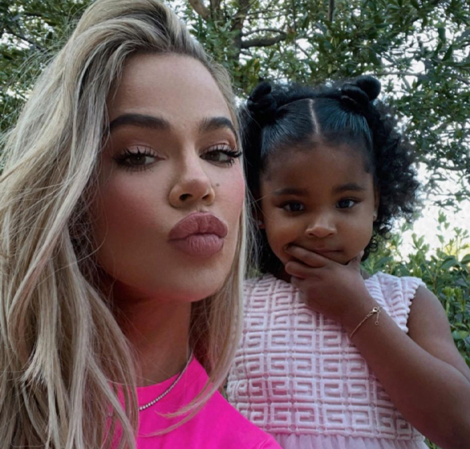 Khloé Kardashian se pronuncia após ser alvo de críticas por <i>segurar demais</i> a filha no colo: <i>Vou segurar até não poder mais</i>