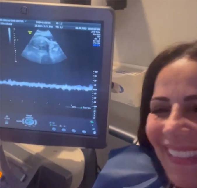 Viviane Araújo ouve as batidas do coração de seu bebê em ultrassom e brinca -<i>Bateria de escola de samba</i>