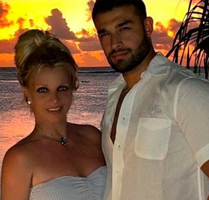 A Princesinha do Pop terá mais um herdeiro! No dia 11 de abril, Britney Spears usou as redes sociais para contar aos fãs que está grávida do noivo, Sam Asghari, aos 40 anos de idade. Perdi muito peso na viagem para Maui só pra ganhar tudo de novo. Eu pensei: O que aconteceu com minha barriga? Aí meu marido brincou: Você está grávida de comida, boba! Então eu fiz um teste de gravidez e, bom, vou ter um bebê! Eu obviamente não vou sair tanto [na rua] porque os paparazzi estão recebendo o dinheiro deles por fotos minhas, como eles infelizmente já fizeram. É difícil, porque quando eu estava grávida [anteriormente] eu tive depressão perinatal. Devo dizer que é absolutamente horrível. As mulheres não falavam sobre isso naquela época. Algumas pessoas consideravam perigoso se uma mulher reclamasse assim com um bebê dentro dela, mas agora as mulheres falam sobre isso todos os dias. Graças a Jesus não temos que manter essa dor como um segredo. Desta vez vou fazer ioga todos os dias! Espalhando muita alegria e amor!. A cantora já é mãe de dois garotos, Sean e Jayden, do casamento anterior com Kevin Ferdeline. Vale lembrar que Britney havia revelado que, por muitos anos, foi impedida de engravidar por conta da tutela do pai.