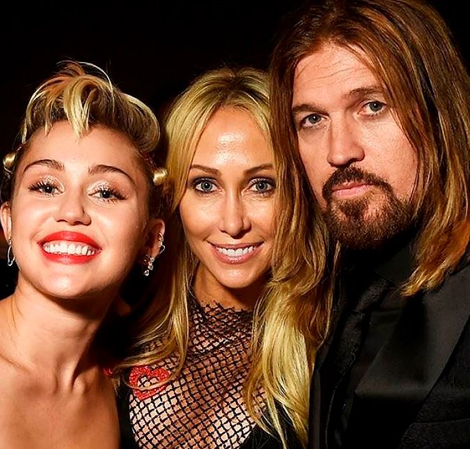 Entre diversas idas e vindas, de acordo com o TMZ, Tish e Billy Ray Cyrus entraram com as papeladas para oficializar o divórcio no Tennessee, nos Estados Unidos, após 30 anos de casamento. Tem mais! Nos documentos foi descoberto que os pombinhos não vivem juntos há mais de dois anos por conta de diferenças irreconciliáveis. Sendo assim, eles pedem que todos os bens sejam distribuídos igualmente. Vale lembrar que esta não é a primeira vez que os pais de Miley Cyrus tentam se separar. Anteriormente, eles decidiram terminar o relacionamento em duas ocasiões mas mudaram de ideia. Além da cantora, os dois são pais de quatro filhos. Entre diversas idas e vindas, de acordo com o TMZ, Tish e Billy Ray Cyrus entraram com as papeladas para oficializar o divórcio no Tennessee, nos Estados Unidos, após 30 anos de casamento. Tem mais! Nos documentos foi descoberto que os pombinhos não vivem juntos há mais de dois anos por conta de diferenças irreconciliáveis. Sendo assim, eles pedem que todos os bens sejam distribuídos igualmente. Vale lembrar que esta não é a primeira vez que os pais de Miley Cyrus tentam se separar. Anteriormente, eles decidiram terminar o relacionamento em duas ocasiões mas mudaram de ideia. Além da cantora, os dois são pais de quatro filhos.