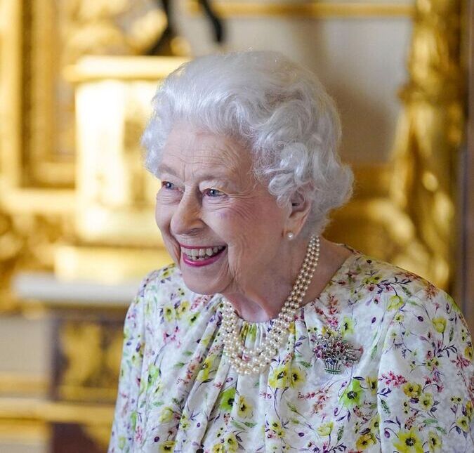 Após sofrer com sintomas, Rainha Elizabeth II faz comentário sobre Covid-19: <i>Deixa a pessoa cansada</i>
