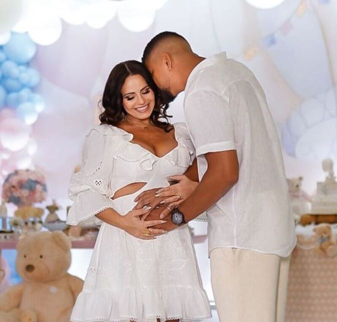 Nas redes sociais, a atriz revelou que tem contado muito com o apoio do marido: - É um homem incrível, que realmente me apoia e cuida muito de mim. Obrigada, meu amor. Que esse amor se multiplique ainda mais com a chegada do nosso bebê, que tenho certeza que vai completar a nossa vida de amor, de luz, de esperança.