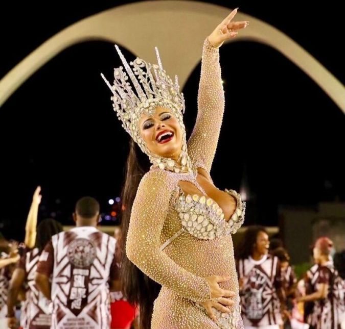 Mas não estava tudo 100% liberado para ela desfilar, não. A atriz saiu à frente da bateria do Salgueiro no Carnaval 2022 com algumas restrições. Além de usar um salto mais baixo, e pegar leve no ritmo, ela conta: Vou estar com quatro meses e minha gravidez não é de risco, mas fui orientada a não pular nem rebolar muito.