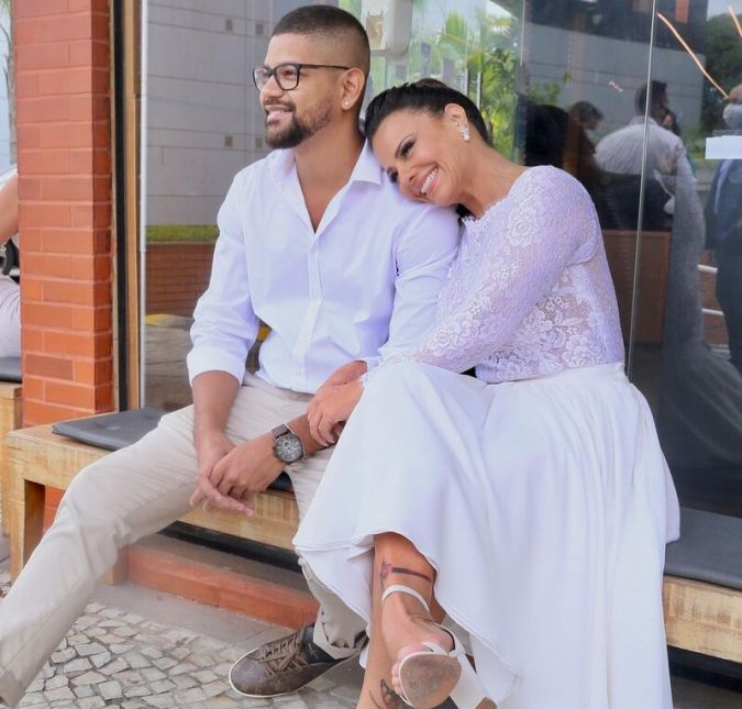 Viviane e Guilherme optaram por uma fertilização in vitro. Em entrevista para o Fantástico, ela conta que entrou na menopausa e que, por isso, precisou usar os óvulos de uma doadora: A primeira vez não deu certo, mas nem um mês depois me avisaram que tinham achado uma doadora compatível e estou aqui, grávida.