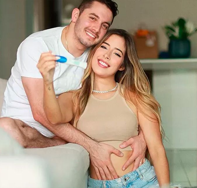 Jonas Esticado anunciou nas redes sociais que está esperando o primeiro filho com a parceira, Bia Hazin. Nosso maior sonho se tornando realidade. Estamos grávidos! Nosso neném tão planejado, sonhado, agora cresce dentro de mim. Uma extensão do nosso amor, um pedacinho da nossa mistura. Te esperando ansiosos, minha vida. Só a gente sabe como sonhamos com você. Aqui te esperamos cheios de amor, carinho e felicidade. Só pedimos a Deus muita saúde e discernimento pra ser a nossa melhor versão pra você. Que Deus te guarde e proteja de todo mal desse mundo, escreveu a influenciadora. Jonas já é pai de Mikael, de seis anos de idade, fruto de seu relacionamento com a ex Érica Oliveira.