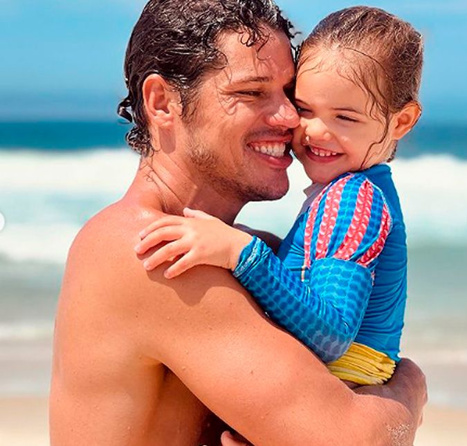 Parece que foi ontem que Débora Nascimento e José Loreto anunciaram que vinha um bebê por aí! O tempo passou, Bella nasceu e encanta cada vez mais. Bem babão, o ator constantemente posta cliques com a pequena, que nasceu no dia 14 de abril de 2019. O amor é a arma mais poderosa do mundo, escreveu no clique em que os dois aparecem curtindo a praia. Pura fofura, não é mesmo? A seguir, veja os melhores momentos do ator como pai! Parece que foi ontem que Débora Nascimento e José Loreto anunciaram que vinha um bebê por aí! O tempo passou, Bella nasceu e encanta cada vez mais. Bem babão, o ator constantemente posta cliques com a pequena, que nasceu no dia 14 de abril de 2019. O amor é a arma mais poderosa do mundo, escreveu no clique em que os dois aparecem curtindo a praia. Pura fofura, não é mesmo? A seguir, veja os melhores momentos do ator como pai!
