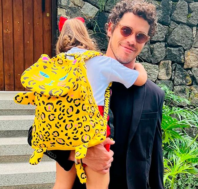 O ator mostrou que é estiloso - e amoroso - até na hora de levar a filhota para a escola. Ela na preguiça, eu indo pro trabalho. Essa vida é muito doida. Essa vida é muito mara. Luz e amor em nossas caminhadas, disse. O ator mostrou que é estiloso - e amoroso - até na hora de levar a filhota para a escola. Ela na preguiça, eu indo pro trabalho. Essa vida é muito doida. Essa vida é muito mara. Luz e amor em nossas caminhadas, disse.