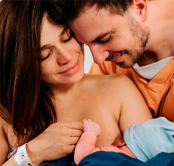 Um é pouco, dois é bom e três é demais? Claro que não - e Sabrina Petraglia está de prova! A atriz deu à luz Léo, seu terceiro filho com o engenheiro Ramón Velázquez. O bebê nasceu na maternidade São Luiz, em São Paulo, às 21h30 do dia 10 de abril. Nas redes sociais, Sabrina escreveu: Meu caçulinha veio ao mundo no dia do aniversário do vovô Eduardo, meu pai. Nós dois estamos ótimos! Foi um parto muito emocionante, cheio de respeito e cuidado. Agradeço essa equipe linda e serena que esteve com a gente pela terceira vez! Já me sinto em casa! Léo é um ariano, um verdadeiro leão mamando e chegou trazendo muita alegria. A seguir, veja outras famosas que também viraram mamães em 2022! Um é pouco, dois é bom e três é demais? Claro que não - e Sabrina Petraglia está de prova! A atriz deu à luz Léo, seu terceiro filho com o engenheiro Ramón Velázquez. O bebê nasceu na maternidade São Luiz, em São Paulo, às 21h30 do dia 10 de abril. Nas redes sociais, Sabrina escreveu: Meu caçulinha veio ao mundo no dia do aniversário do vovô Eduardo, meu pai. Nós dois estamos ótimos! Foi um parto muito emocionante, cheio de respeito e cuidado. Agradeço essa equipe linda e serena que esteve com a gente pela terceira vez! Já me sinto em casa! Léo é um ariano, um verdadeiro leão mamando e chegou trazendo muita alegria. A seguir, veja outras famosas que também viraram mamães em 2022!