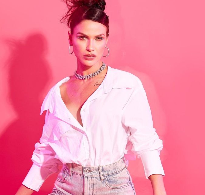 A modelo removeu duas artes que tinha no braço e colo