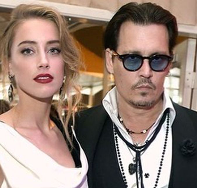 Durante o julgamento, os advogados de Amber Heard afirmaram que a atriz viveu um inferno durante o casamento com o ator. Segundo eles, o astro de Piratas do Caribe se transformava em um monstro após consumir drogas e álcool. Ainda, segundo a advogada, a atriz se apaixonou pelo Johnny dos filmes: carismático, charmoso, generoso. Esse é o homem por quem ela se apaixonou. Mas infelizmente o monstro apareceu e esse monstro aparecia quando bebia ou usava drogas. A defesa ainda afirmou que Amber nunca saia sem o kit de maquiagem para esconder os hematomas em seu rosto. Do outro lado, a defesa do ator afirmou que Amber mudou para sempre a vida e a reputação de Depp e vocês o ouvirão contar o terrível impacto que isso teve em sua vida. Ainda, segundo ele, a atriz acusou o ator de violência em 2016 para se vingar por ele ter pedido o divórcio. Durante o julgamento, os advogados de Amber Heard afirmaram que a atriz viveu um inferno durante o casamento com o ator. Segundo eles, o astro de Piratas do Caribe se transformava em um monstro após consumir drogas e álcool. Ainda, segundo a advogada, a atriz se apaixonou pelo Johnny dos filmes: carismático, charmoso, generoso. Esse é o homem por quem ela se apaixonou. Mas infelizmente o monstro apareceu e esse monstro aparecia quando bebia ou usava drogas. A defesa ainda afirmou que Amber nunca saia sem o kit de maquiagem para esconder os hematomas em seu rosto. Do outro lado, a defesa do ator afirmou que Amber mudou para sempre a vida e a reputação de Depp e vocês o ouvirão contar o terrível impacto que isso teve em sua vida. Ainda, segundo ele, a atriz acusou o ator de violência em 2016 para se vingar por ele ter pedido o divórcio.