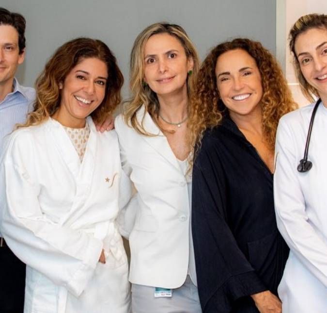 A jornalista publicou uma série de fotos com a equipe do hospital