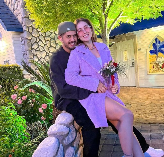 Outra parada foi Las Vegas, baby! Ela e Zé Felipe decidiram oficializar a união em solo estrangeiro. Enquanto carregava o bebê no ventre, Virginia trocou as alianças com o mozão na famosa capela do Elvis Presley. Partiu casar, gente. Já estou pronta, Zé Felipe também. Casar em Vegas é casar assim. Se eu não estivesse grávida já estaria bêbada [risos], brincou nos Stories. O casal chegou na capela de limusine acompanhado da mãe de Virginia, Margareth Fonseca. Estou tensa. Acho que vou ficar com vergonha, disparou a loira. Logo em seguida, a influenciadora mostrou o altar e o buquê. Vale lembrar que não foi a primeira vez que os pombinhos trocaram votos, mas sim a terceira. Os pais de Maria Alice já se casaram no civil em Gramado, no Rio Grande do Sul, e depois em Goiânia. Fofos, né?!