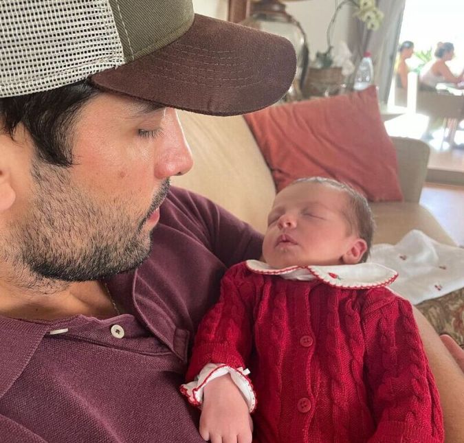 Não é só Bárbara Evans que está morrendo de amores pela filha. Gustavo Theodoro, marido da modelo, também está se derretendo por Ayla, que completou sete dias de vida recentemente. Nas redes sociais, o papai de primeira viagem postou um clique segurando a filha no colo e escreveu: Minha pequena. Não é só Bárbara Evans que está morrendo de amores pela filha. Gustavo Theodoro, marido da modelo, também está se derretendo por Ayla, que completou sete dias de vida recentemente. Nas redes sociais, o papai de primeira viagem postou um clique segurando a filha no colo e escreveu: Minha pequena.