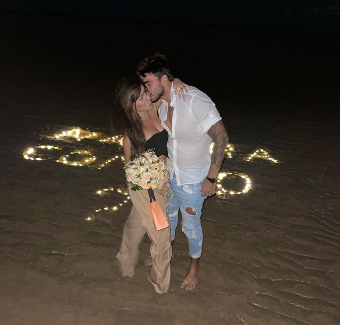 Oficializaram! Gui Napolitano pede Thais Braz em namoro na praia! Os dois estão em Maragogi, Alagoas, viajando com amigos