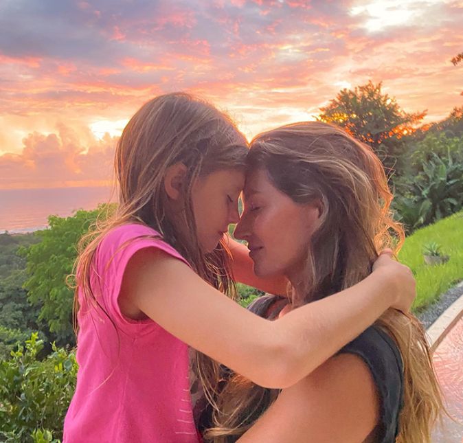 Gisele Bündchen publicou uma foto junto da filha, Vivian, para deixar uma mensagem aos seus seguidores: Feliz Páscoa! Espero que o significado deste dia de renovação e renascimento possa nos impulsionar a termos mais compaixão, a amarmos mais, a ajudarmos mais, a nos unirmos mais. Desejo a todos um dia cheio de amor.