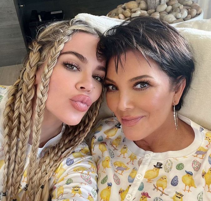 Khloe Kardashian postou uma foto ao lado de Kris Jenner e mostrou que as duas estavam com looks combinando para a Páscoa: pijamas com estampa de pintinhos e vários ovinhos coloridos!