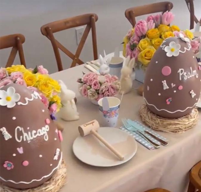 Kim Kardashian mostrou um pouco de como foi o almoço de Páscoa em família que fizeram, e olha só que luxo estes ovos personalizados com o nome de cada um!