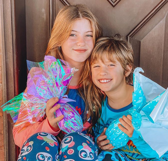 Lorena Queiroz desejou uma feliz Páscoa ao lado do irmão mais novo, Enrico: Feliz Páscoa. Que o amor de Jesus esteja presente no dia de vocês, escreveu.