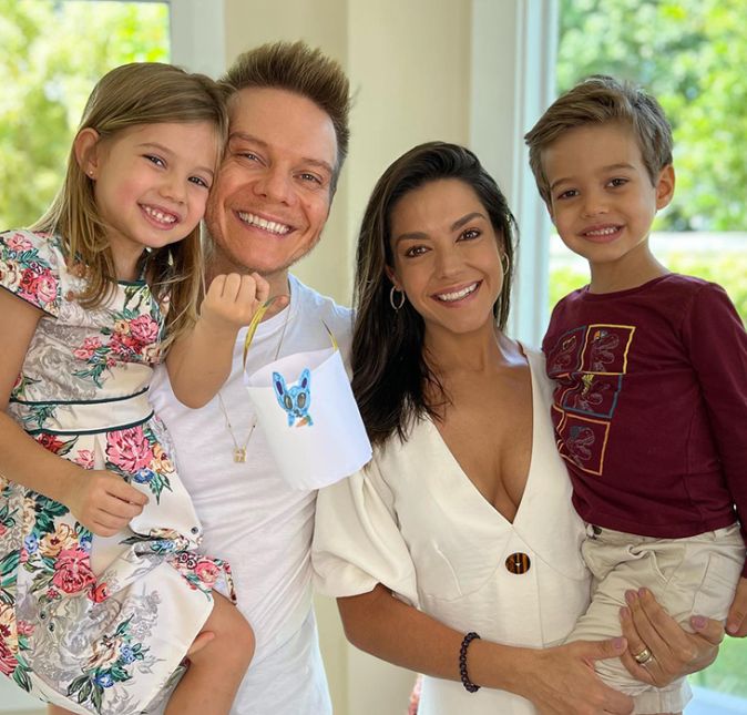 Tais Fersoza compartilhou um clique em família, e escreveu: Ele ressuscitou! Que seja um dia de renovação em nossos corações! De esperança, amor e fé! Ele deu a vida por nós! Gratidão é a palavra! Sabedoria um objetivo! Obrigada Senhor! Obrigada pela Sua misericórdia! FELIZ PÁSCOA!. No dia anterior, ela publicou um vídeo mostrando um pouco das preparações para o domingo: Preparação pra receber o coelhinho da Páscoa por aqui a todo vapor! Pega um papel toalha ou guardanapo e começa o rolinho! Super simples e fácil de fazer! E por aí, já tá tudo pronto? Quem curte fazer uma caça aos ovos com as crianças? Por aqui a gente amaaaa!