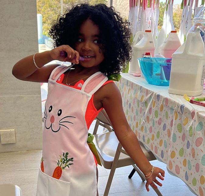 A filha de Khloe, True Thompson, também posou para fotos com um avental de coelhinho. Fofa, né?