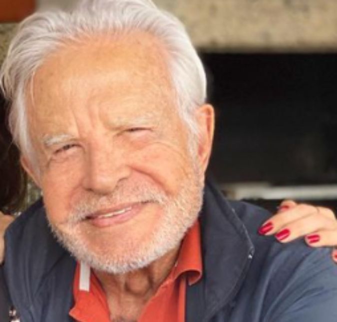 Filho de Cid Moreira foi expulso de casa ao se assumir homossexual, diz colunista Roger Moreira protocolou um pedido de prisão contra o pai adotivo por homofobia e trabalho infantil