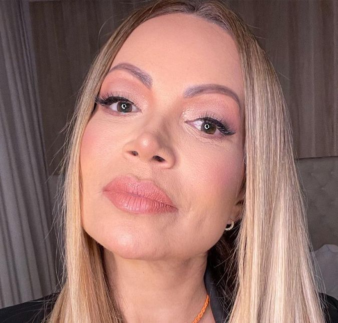 Solange Almeida relembra uso do cigarro eletrônico: Quase culminou na perda total da minha voz e do meu emocional A cantora concedeu uma entrevista ao Domingo Espetacular
