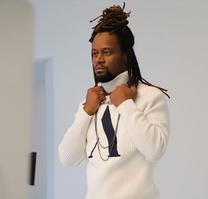 O cantor deu uma entrevista ao Domingo Espetacular para explicar a polêmica