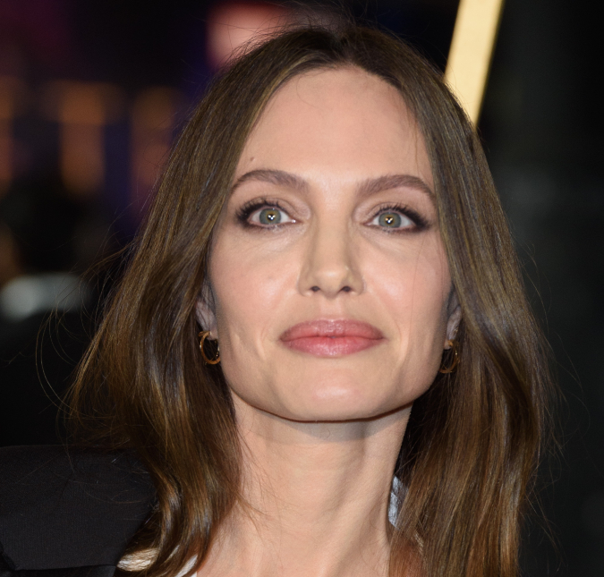 Angelina Jolie estaria processando <I>FBI</i> para obter informações sobre confusão entre filho e ex Brad Pitt, diz site