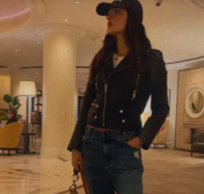 Isis Valverde é barrada de restaurante em Los Angeles por estar usando calça jeans larga e rasgada A atriz publicou alguns vídeos nas redes sociais contando a situação