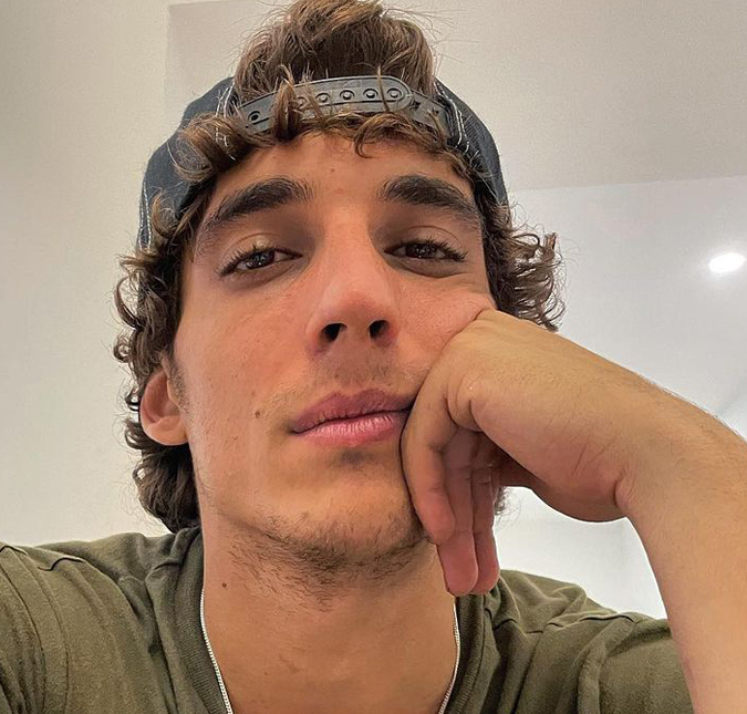 Após incêndio, Miguel Herrán, ator de <i>La Casa de Papel</i>, mostra parte do roteiro da série intacto: <i>Há amores que sobrevivem a tudo</i>