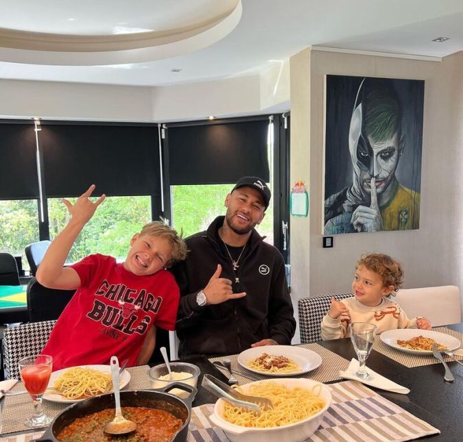 O jogador apareceu também comendo uma bela macarronada ao lado do filho, Davi Lucca, e de Valentin, filho da ex-namorada do craque, Carol Dantas. Fofos, né? O jogador apareceu também comendo uma bela macarronada ao lado do filho, Davi Lucca, e de Valentin, filho da ex-namorada do craque, Carol Dantas. Fofos, né?